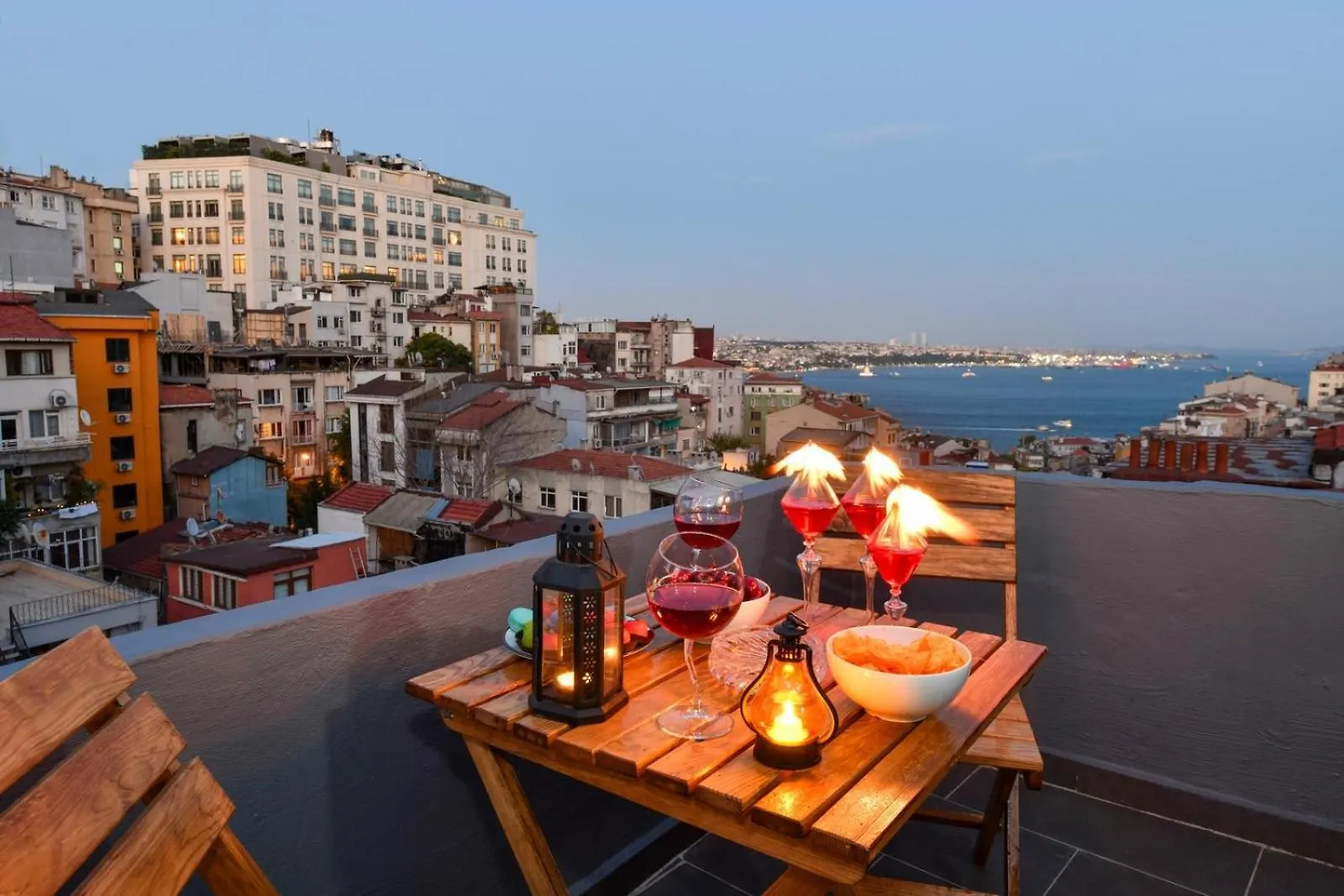 The Maiden Tower From Your Bedroom Romantic View, In Taksim Square اسطنبول